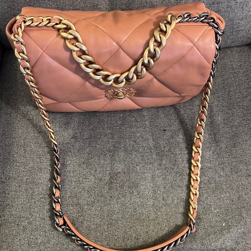Authentic Chanel 19 large 21P caramel - Picture 3 of 13